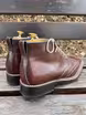 /bilder/schuh-dokumentation/boho-stil/rotbraune-stiefeletten-mit-fluegelkappen-broguing/sub/rotbraune-stiefeletten-mit-fluegelkappen-broguing-schraeg-hinten.avif