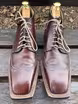 /bilder/schuh-dokumentation/boho-stil/rotbraune-stiefeletten-mit-fluegelkappen-broguing/sub/rotbraune-stiefeletten-mit-fluegelkappen-broguing-vorne.avif