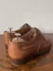 /bilder/schuh-dokumentation/brogues/braune-austerity-brogues-gepraegtes-leder/sub/braune-austerity-brogues-gepraegtes-leder-schraeg-hinten.avif