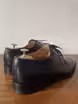 /bilder/schuh-dokumentation/derbies/schwarze-blanke-derbies-besonderer-schuhspitze/sub/schwarze-blanke-derbies-besondere-schuhspitze-hinten.avif
