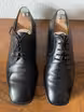 /bilder/schuh-dokumentation/derbies/schwarze-blanke-derbies-besonderer-schuhspitze/sub/schwarze-blanke-derbies-besondere-schuhspitze-schraeg-oben.avif