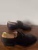 /bilder/schuh-dokumentation/derbies/schwarze-derbies-mit-duenner-sohle/sub/schwarze-derbies-mit-duenner-sohle-seitlich-parallel.avif