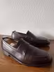 /bilder/schuh-dokumentation/loafer/penny-loafer/penny-loafers-dunkelbraun-holzgenagelt/nahtverlauf-auf-dem-oberleder/sub/penny-loafers-dunkelbraun-holzgenagelt-schraeg-vorne-alternativ.avif