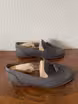 /bilder/schuh-dokumentation/loafer/tassel-loafer/tassel-loafer-grau-nubuk/sub/tassel-loafer-grau-nubuk-seite-parallel.avif