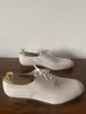 /bilder/schuh-dokumentation/oxfords/weisse-rauleder-oxfords/sub/weisse-rauleder-oxfords-seitlich-parallel.avif