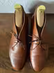 /bilder/schuh-dokumentation/sonstiges/schuhmodelle-auswahl/sub/cognac-farbene-chukka-boots-oben.avif