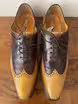 /bilder/schuh-dokumentation/sonstiges/sonstige-modelle-auswahl/sub/gelb-dunkelbraune-oxfords-kunstvolle-naht-oben.avif