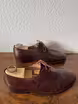 /bilder/schuh-dokumentation/spitzderbies/dunkelrote-straussenleder-spitzderbies/sub/dunkelrote-straussenleder-spitzderbies-seite-parallel.avif