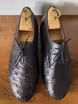 /bilder/schuh-dokumentation/spitzderbies/schwarze-straussenleder-spitzderbies/sub/schwarze-straussenleder-spitzderbies-oben.avif