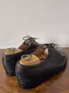 /bilder/schuh-dokumentation/spitzderbies/schwarze-straussenleder-spitzderbies/sub/schwarze-straussenleder-spitzderbies-schraeg-hinten.avif