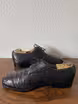 /bilder/schuh-dokumentation/spitzderbies/schwarze-straussenleder-spitzderbies/sub/schwarze-straussenleder-spitzderbies-seite-entgegengesetzt.avif