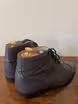 /bilder/schuh-dokumentation/stiefel/graue-full-brogue-stiefel/sub/graue-full-brogue-stiefel-schraeg-hinten.avif