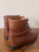 /bilder/schuh-dokumentation/stiefel/schlichte-braune-schnuerstiefel-polsterung/sub/schlichte-braune-schnuerstiefel-schraeg-hinten.avif