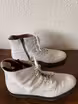 /bilder/schuh-dokumentation/stiefel/weisse-stiefel-reissverschluss-schnuerung/sub/weisse-stiefel-reissverschluss-schnuerung-seite-parallel.avif