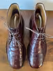 /bilder/schuh-dokumentation/stiefeletten/chukka-boots/chukka-boots-dunkelrot-lackleder/sub/chukka-boots-dunkelrot-lackleder-oben.avif