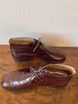 /bilder/schuh-dokumentation/stiefeletten/chukka-boots/chukka-boots-dunkelrot-lackleder/sub/chukka-boots-dunkelrot-lackleder-seite-entgegengesetzt.avif