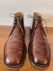 /bilder/schuh-dokumentation/stiefeletten/chukka-boots/chukka-boots-dunkelrot-lackleder/sub/chukka-boots-dunkelrot-lackleder-vorne.avif