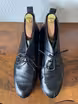 /bilder/schuh-dokumentation/stiefeletten/chukka-boots/schwarze-chukka-boots-norweger/sub/schwarze-chukka-boots-norweger-oben.avif