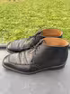 /bilder/schuh-dokumentation/stiefeletten/chukka-boots/schwarze-elegante-chukka-boots-mit-blatt-dekoration/sub/schwarze-elegante-chukka-boots-mit-blatt-dekoration-seite-linksgerichtet.avif