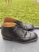 /bilder/schuh-dokumentation/stiefeletten/chukka-boots/schwarze-elegante-chukka-boots-mit-blatt-dekoration/sub/schwarze-elegante-chukka-boots-mit-blatt-dekoration-seite-rechtsgerichtet.avif
