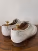 /bilder/schuh-dokumentation/wildleder/weisse-hirschleder-full-brogue-oxfords/sub/weisse-hirschleder-full-brogue-oxfords-schraeg-hinten.avif